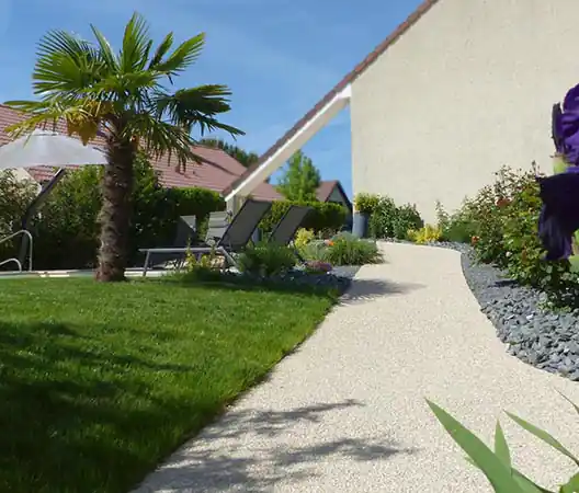 Chemin en béton désactivé dansl la Côte d'Or