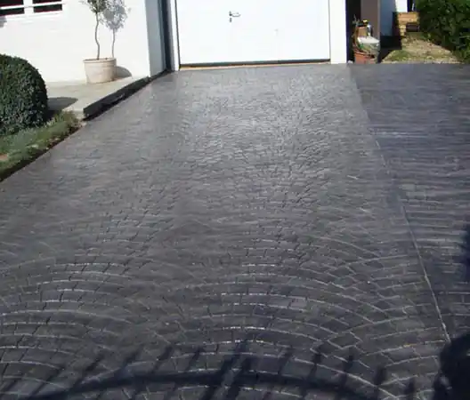 Allée en béton empreinte gris