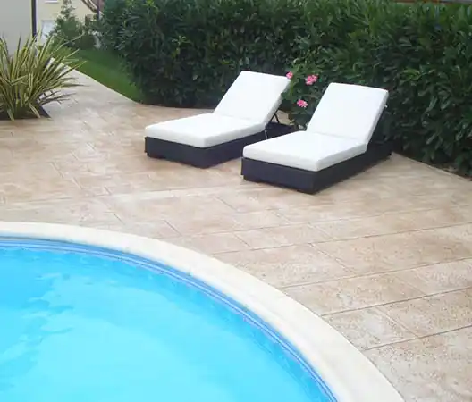 Plage de piscine en béton empreinte