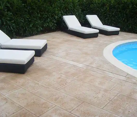 Béton empreinte proche d'une piscine