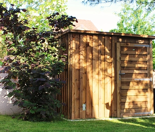Installation d'un abri bois local technique pour piscine