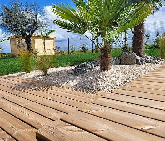 terrasse bois deux niveaux avec massif de palmier