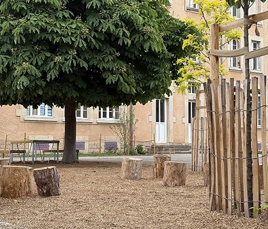 Aire de jeux avec sol amortissant en_ paillage
